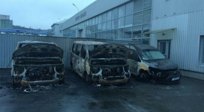 В Киеве сожгли три “полицейских” автомобиля