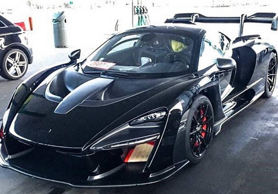 Экстремальный McLaren Senna сфотографировали на заправке в Великобритании