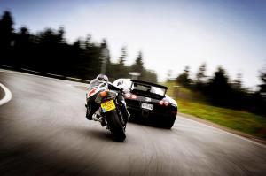 Компания Suzuki работает над безопасностью мотоциклистов в группе