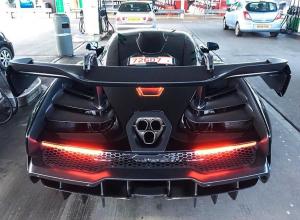 Экстремальный McLaren Senna сфотографировали на заправке в Великобритании
