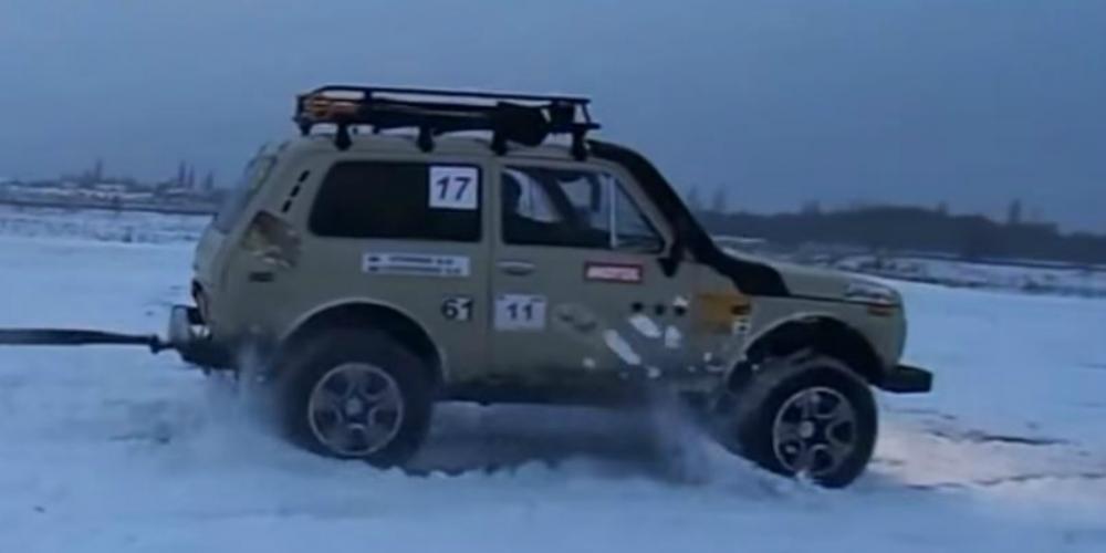 Видео: Lada 4x4 и Audi S6 сыграли в перетягивание каната