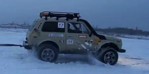 Видео: Lada 4x4 и Audi S6 сыграли в перетягивание каната