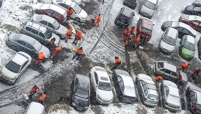 На Сахалине около 100 автомобилей застряли в снегу