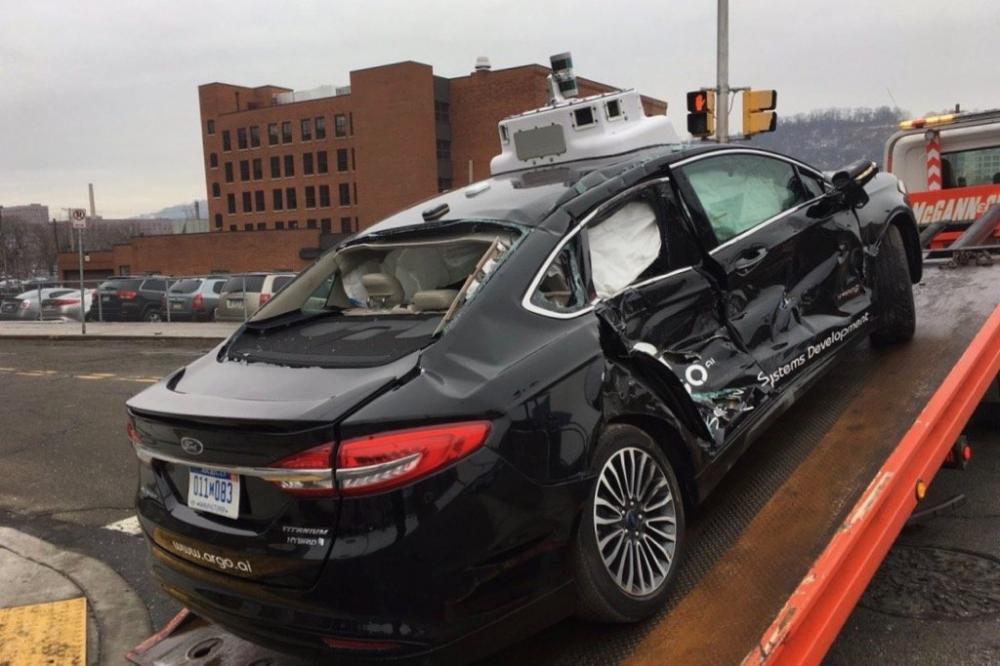 Беспилотник Ford попал в аварию, пассажиры — в больницу, виновна не машина