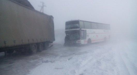 Автобус с 45 пассажирами опрокинулся в Карагандинской области
