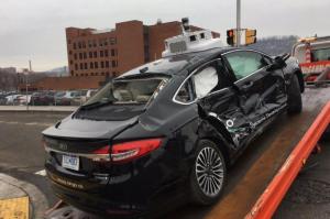 Беспилотник Ford попал в аварию, пассажиры — в больницу, виновна не машина