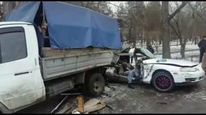 В Алматы погиб водитель, врезавшись в припаркованную «Газель»