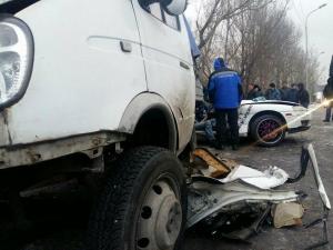 В Алматы погиб водитель, врезавшись в припаркованную «Газель»