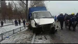 В Алматы погиб водитель, врезавшись в припаркованную «Газель»