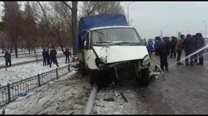 В Алматы погиб водитель, врезавшись в припаркованную «Газель»