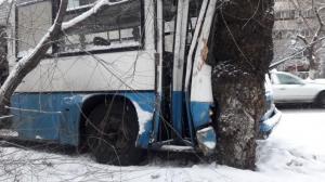 Автобус въехал в дерево в Алматы: пострадали 4 пассажира