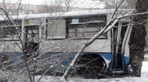 Автобус въехал в дерево в Алматы: пострадали 4 пассажира