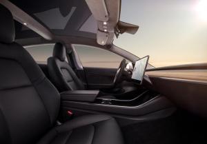«Теслу» обвинили в обмане покупателей Model 3