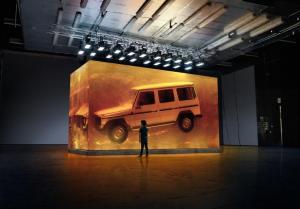 Старый Mercedes-Benz G-Class поместили в гигантский кусок смолы