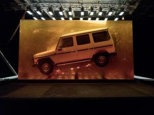 Старый Mercedes-Benz G-Class поместили в гигантский кусок смолы