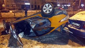 В Петербурге водитель и пассажир бросили каршеринговый автомобиль на крыше