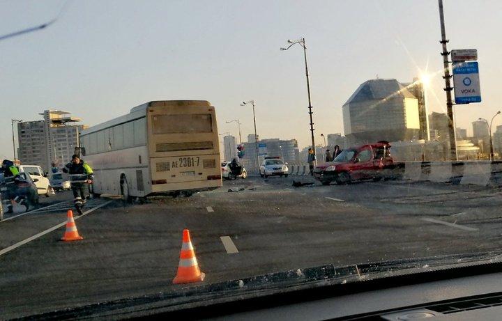 На проспекте Независимости автобус протаранил Peugeot: пострадали два человека.
