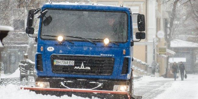 Из-за снегопада полиция запретила въезд в Одессу грузового транспорта