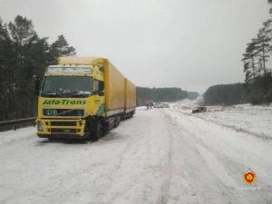 В Слонимском районе Hyundai влетел во встречную фуру: два человека погибли, два пострадали


