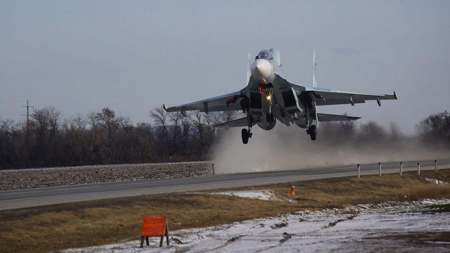 Под Ростовом на автотрассу приземлились три боевых истребителя
