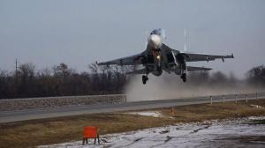Под Ростовом на автотрассу приземлились три боевых истребителя