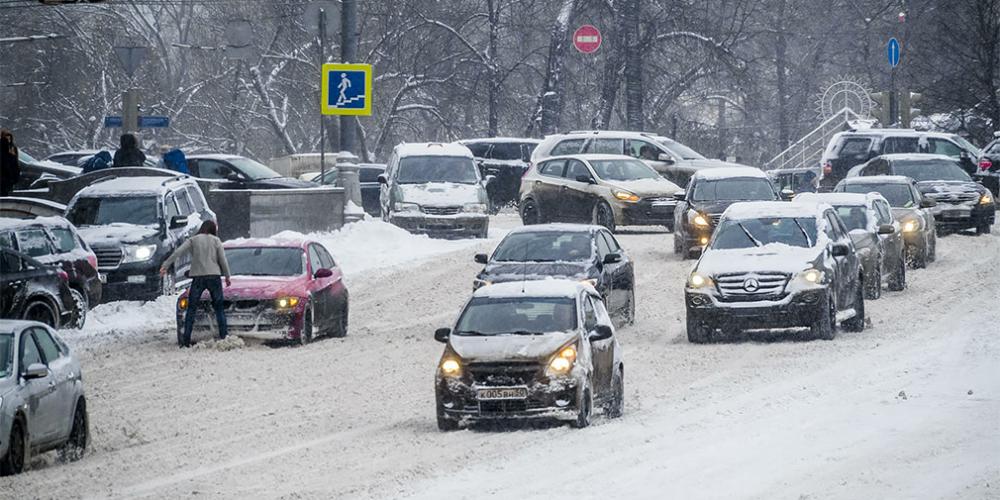 Москвичей попросили проверить тормоза на своих машинах из-за снегопада

