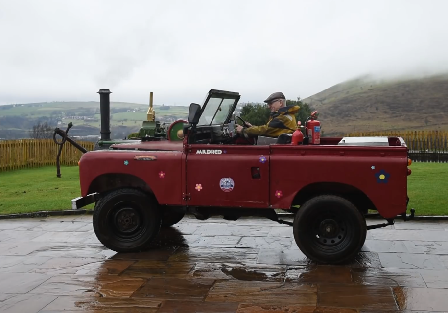Британский пенсионер сделал Land Rover с паровым двигателем