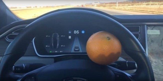 Владелец Tesla обманул систему автопилота с помощью апельсина