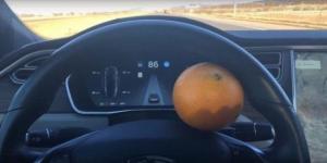 Владелец Tesla обманул систему автопилота с помощью апельсина