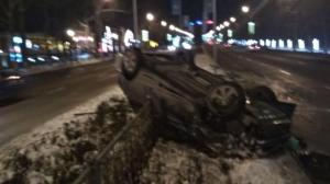 В Алматы Hyundai перевернулся и протаранил несколько секций ограждения на Аль-Фараби
