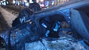 В Алматы Hyundai перевернулся и протаранил несколько секций ограждения на Аль-Фараби