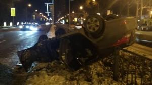В Алматы Hyundai перевернулся и протаранил несколько секций ограждения на Аль-Фараби