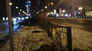 В Алматы Hyundai перевернулся и протаранил несколько секций ограждения на Аль-Фараби