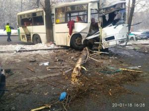 Автобус в Алматы столкнулся с деревом — пострадали восемь пассажиров 