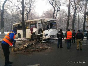 Автобус в Алматы столкнулся с деревом — пострадали восемь пассажиров 