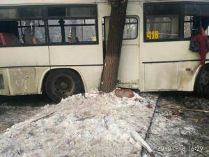 Автобус в Алматы столкнулся с деревом — пострадали восемь пассажиров 