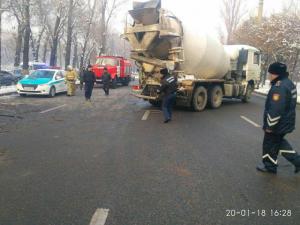 Автобус в Алматы столкнулся с деревом — пострадали восемь пассажиров 