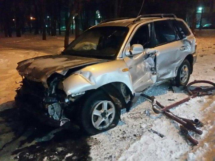 В Минске пьяный 18-летний бесправник на Hyundai снес ограждение трамвайных путей
