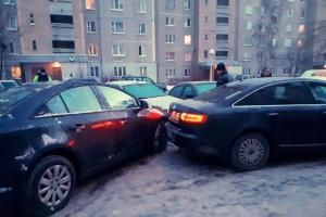 Во дворе в Малиновке женщина на Chevrolet не справилась с управлением и разбила пять автомобилей