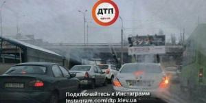 В Киеве обвалился автомобильный мост: полиция перекрыла дорогу