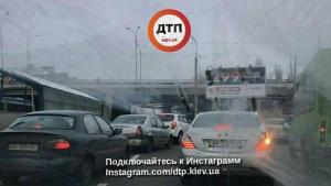 В Киеве обвалился автомобильный мост: полиция перекрыла дорогу