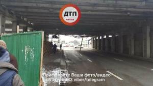 В Киеве обвалился автомобильный мост: полиция перекрыла дорогу