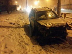В Минске пьяный 18-летний бесправник на Hyundai снес ограждение трамвайных путей
