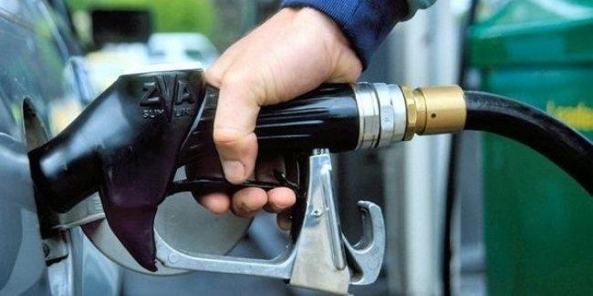 Продажи бензинов через АЗС за год упали на 13%
