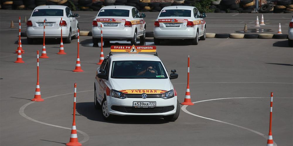 Выпускникам автошкол хотят выдавать временные права