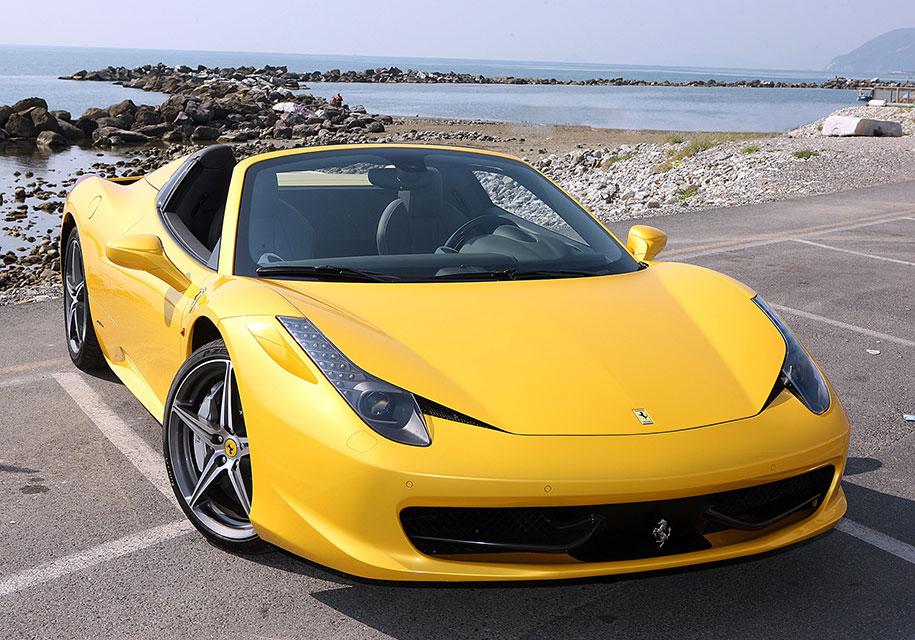 Парковщик в США отдал Ferrari 73-летнего адвоката 28-летнему мужчине