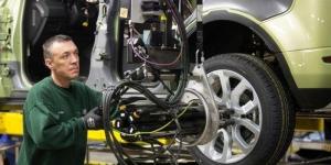 Jaguar Land Rover сокращает выпуск автомобилей