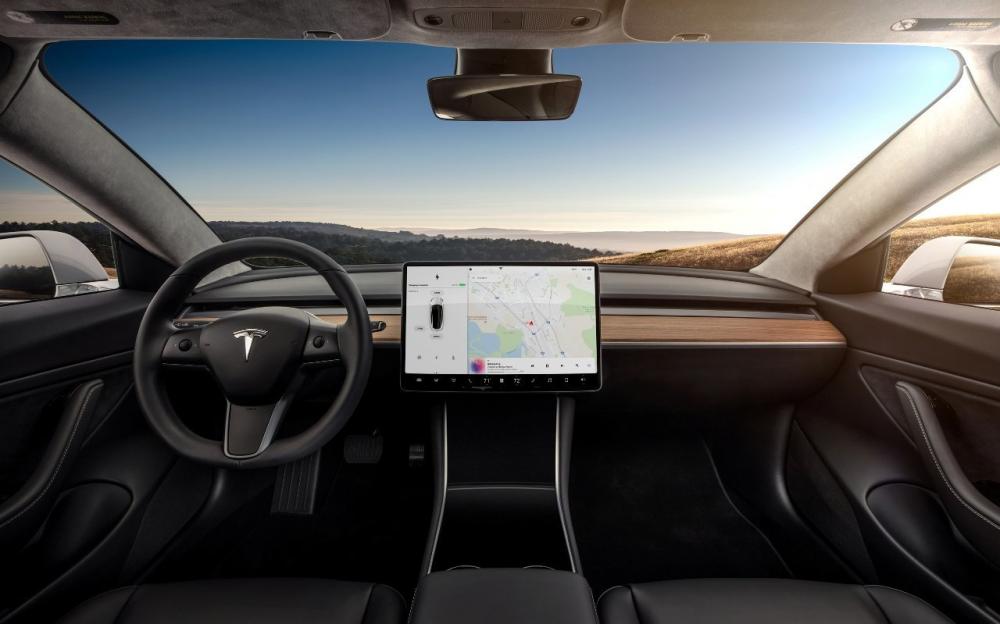 интерьер Tesla Model 3