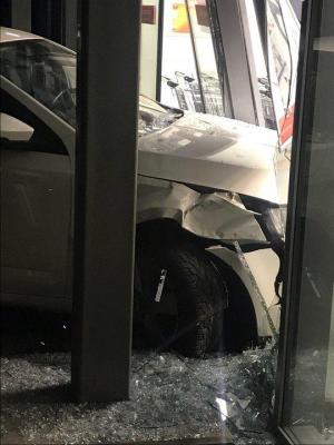 В Могилеве девушка не справилась с управлением и въехала в "Евроопт"