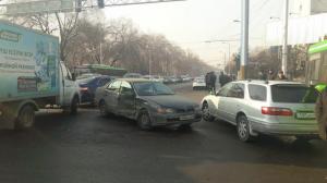 Авария на семерых – в Алматы из-за ДТП полностью блокирован перекресток